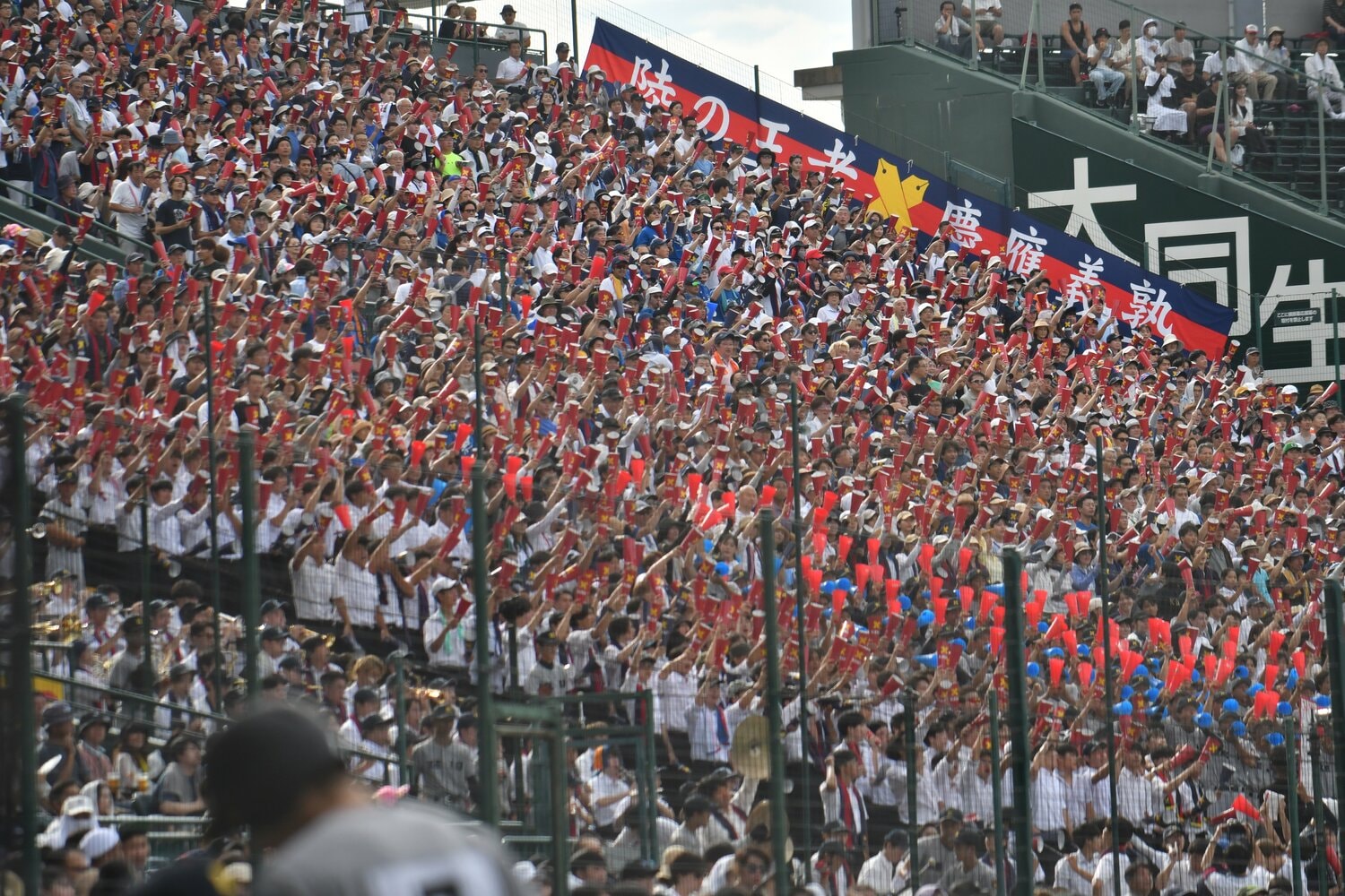 昨夏の甲子園、慶応の大応援団で隙間なく埋まった三塁側のアルプススタンド ©Hideki Sugiyama