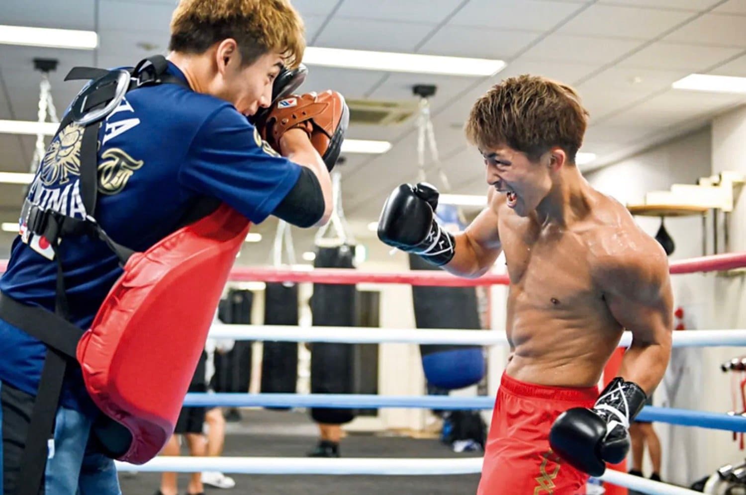 左:太田光亮(おおた・こうすけ)/1988年8月9日生、神奈川県出身。'06年に大橋ジムからプロデビューし、10戦6勝(3KO)4敗。家業と並行して'16年より同ジムのトレーナーに就任。坂井優太などを担当する ©Hiroaki Finito Yamagushi