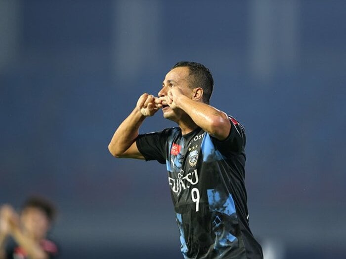 レアンドロ・ダミアンの“髭ポーズ”。通訳が明かす秘話、敬愛する父へ。＜Number Web＞ photograph by J.LEAGUE