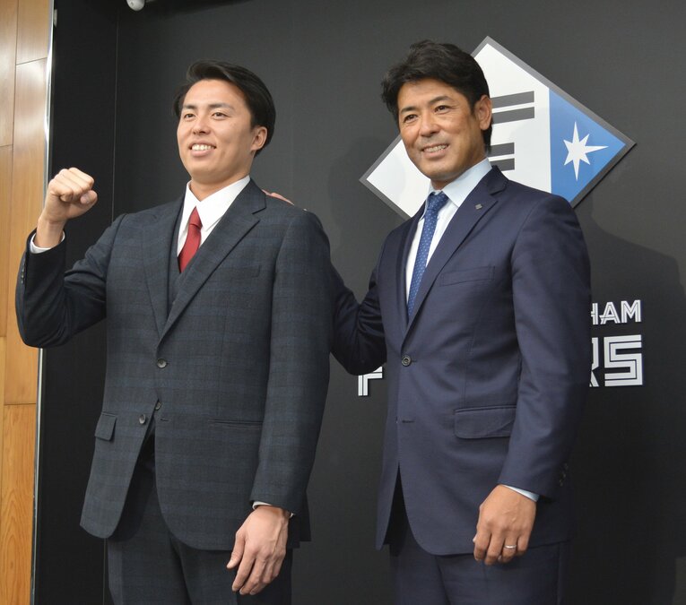 FAの人的補償でソフトバンクから日本ハムに移籍し、記者会見した田中。右は稲葉篤紀GM（当時／現日本ハム二軍監督）©︎JIJI PRESS