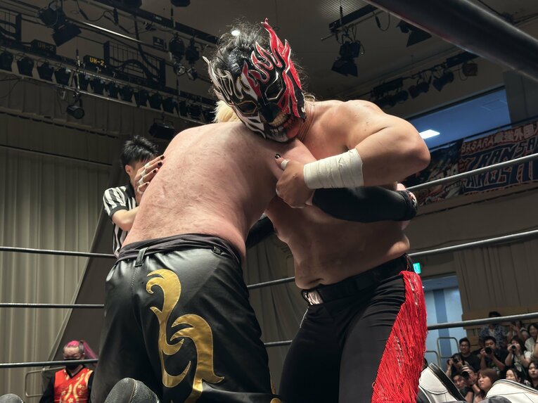 スワイプすると「エル・デスペラードvs葛西純」など激闘写真をご覧になれます　©Norihiro Hashimoto