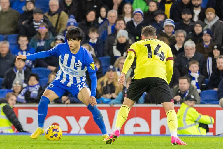 バーンリー戦。後半34分に投入されたコナー・ロバーツは徹底的に三笘をマークした　©AFLO