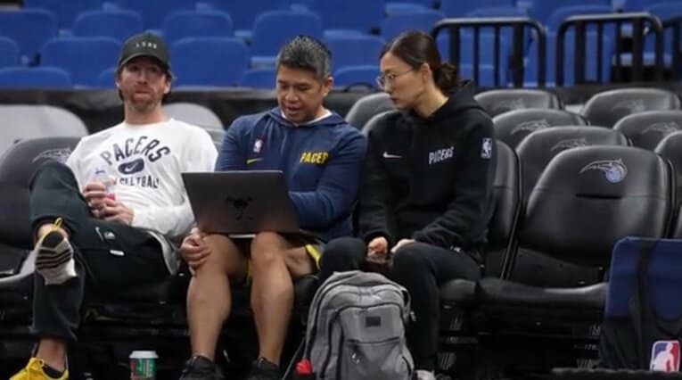 NBAインディアナ・ペイサーズでトレーナーを務める佐藤絢美さん（右）　©︎Indiana Pacers