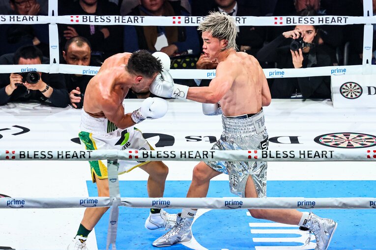 モロニーに左フックをヒットさせる那須川天心　©Susumu Nagao