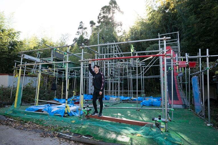 父と2人で山本がゼロから作った「ニンジャの要塞」　©Tadashi Hosoda