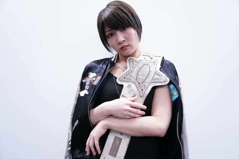 スターダムの白いベルトを保持する安納サオリ　©Essei Hara