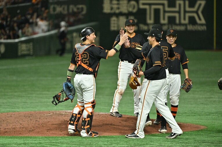 1点リードを守りきり、守護神の大勢とハイタッチする小林　©︎Hideki Sugiyama