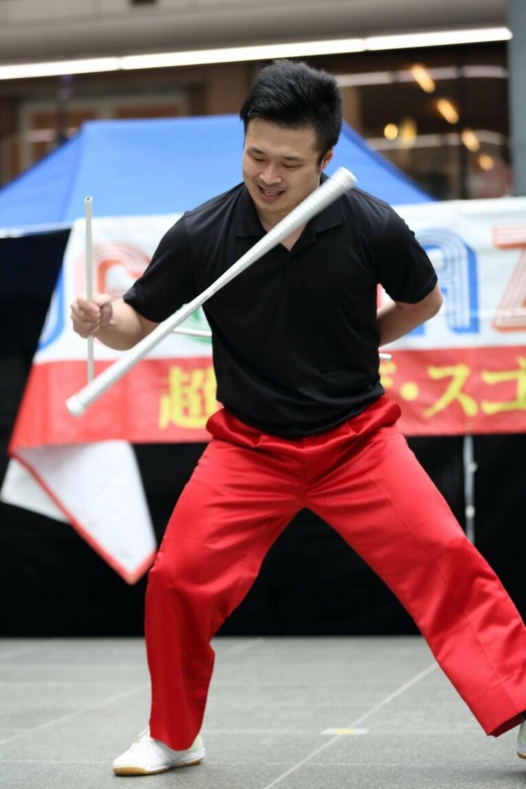 「体育館裏、彫刻刀で左腕を…」マイケルや金正恩に技を披露した大道芸人が壮絶イジメ体験を中高生に伝える理由《中3で渡米、17歳でW杯》(22)