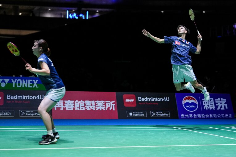 中国ペアの攻勢をしのぎながら攻撃を組み立てる渡辺／東野　©Getty Images