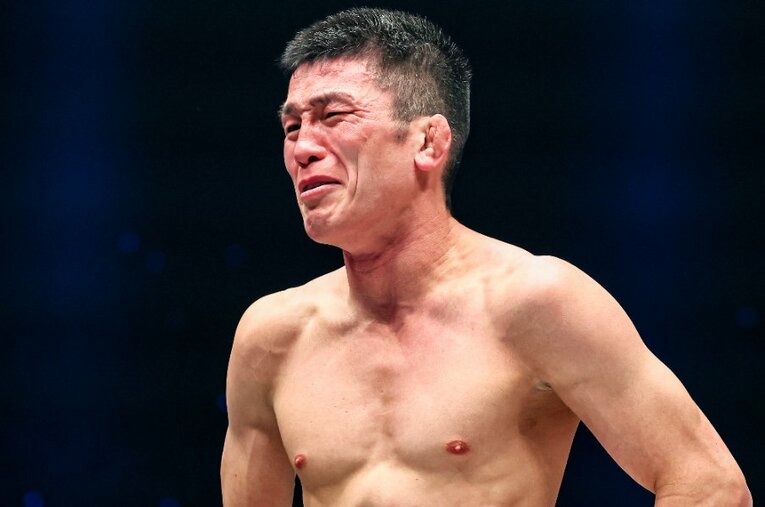 2025年3月23日、エドゥアルド・フォラヤン戦後に感極まる青木真也。ONE Championshipでは長く孤独な戦いが続いた ／ photograph by ONE Championship Susumu Nagao