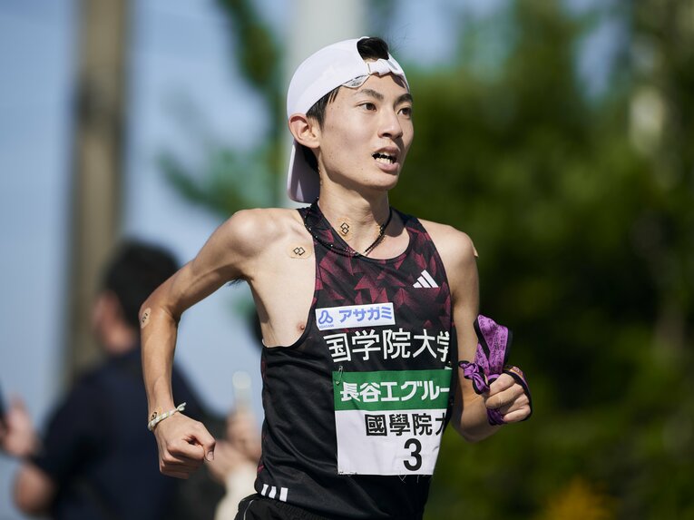 懸命に太田を追う、国学院大7区の平林清澄（4年）【2枚目／全3枚】　©Yuki Suenaga