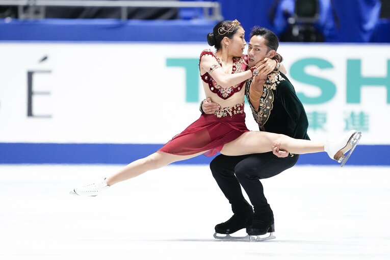 NHK杯フリーで演技を行う村元＆高橋