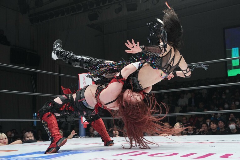 鈴季すずは何発もジャーマンスープレックスを放ったが……　©Essei Hara