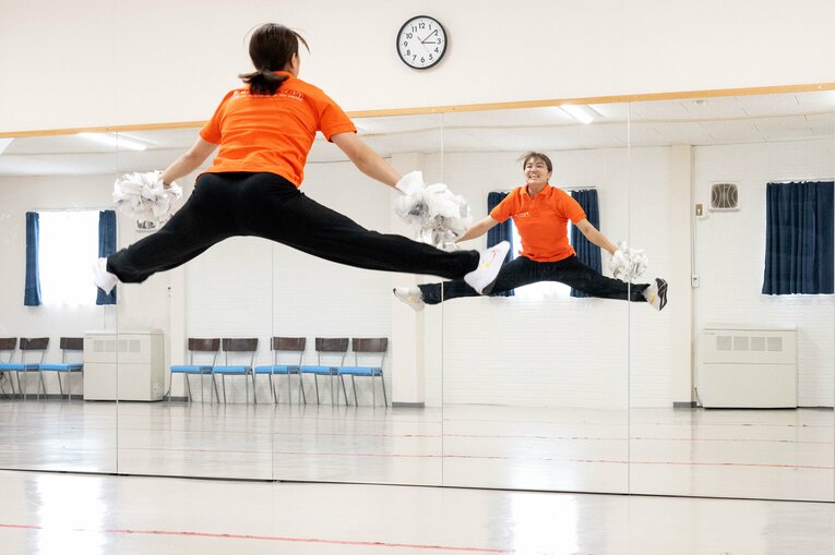 体操だけでなくチアダンスなども指導する　©Takashi Shimizu