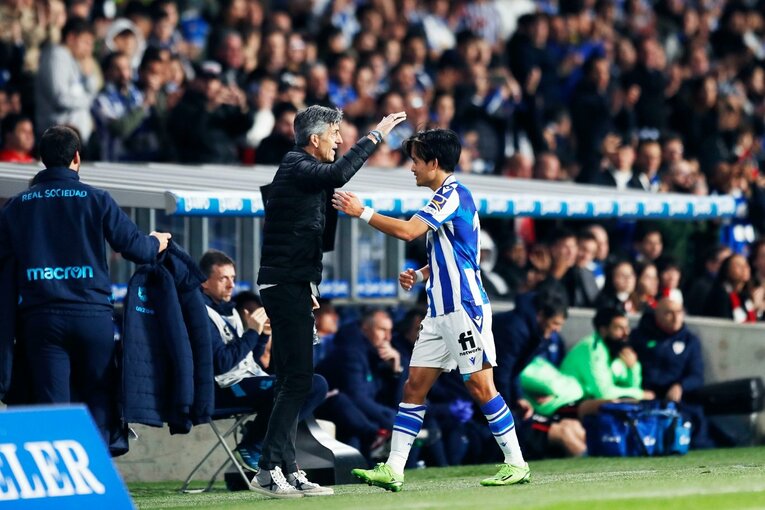 「“クボの疑惑PK”を写真で見ると」「日本代表ユニの少年も」ダービー熱狂のゴラッソ…映像で伝わりきらない“MVP久保建英”の英雄ぶり(57)