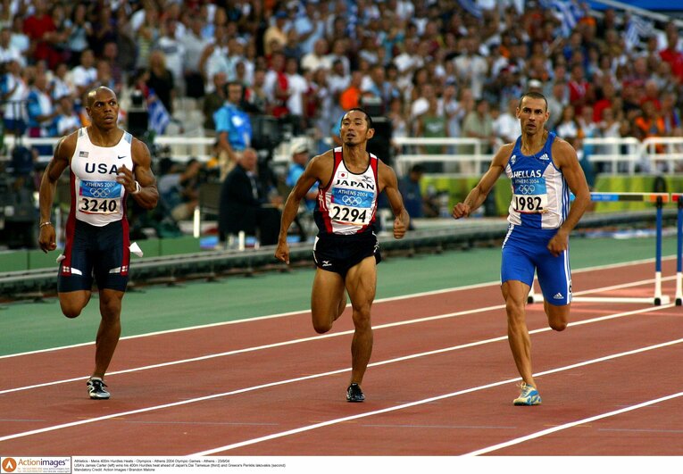04年アテネ五輪の400mハードル予選。観客を背に走る　©AFLO
