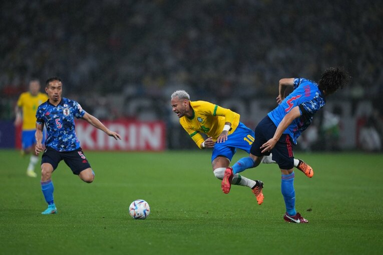 ネイマールとのマッチアップ　©JMPA