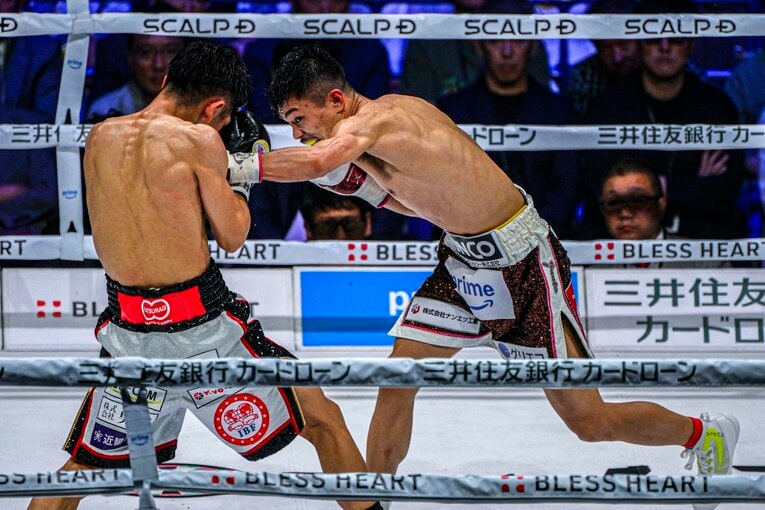 6ラウンド、中谷潤人の強烈な左　©Takuya Sugiyama