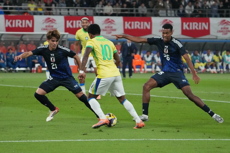 佐野海舟（21番）とともにロドリゴをケアする望月ヘンリー　©️Getty Images