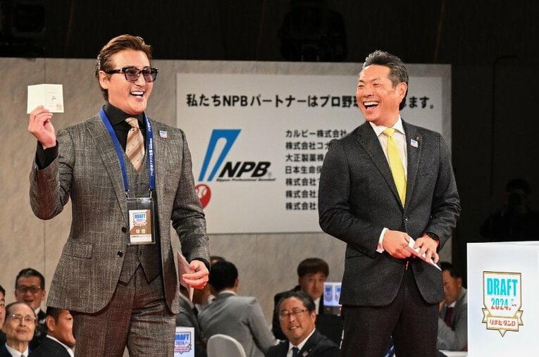 数々のドラマを生み出してきたドラフト会議。聞き慣れた“あの声”の主は… ／ photograph by Yuki Suenaga