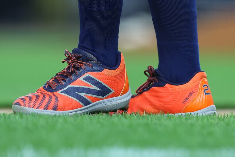 アルトゥーベ（アストロズ）が履くニューバランスのスパイク　©Getty Images