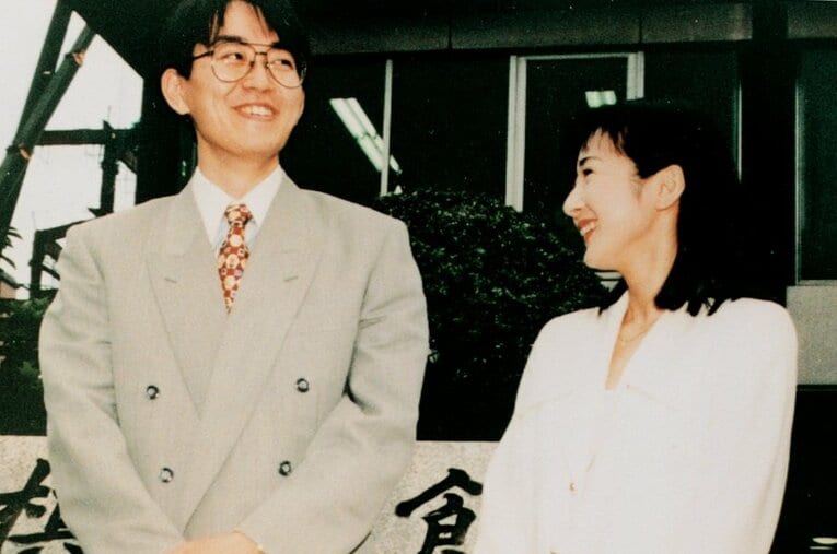 1995年7月、七冠挑戦中に羽生善治は女優・畠田理恵さん（右）との婚約を発表した（千駄ケ谷の将棋会館で） ／ photograph by KYODO