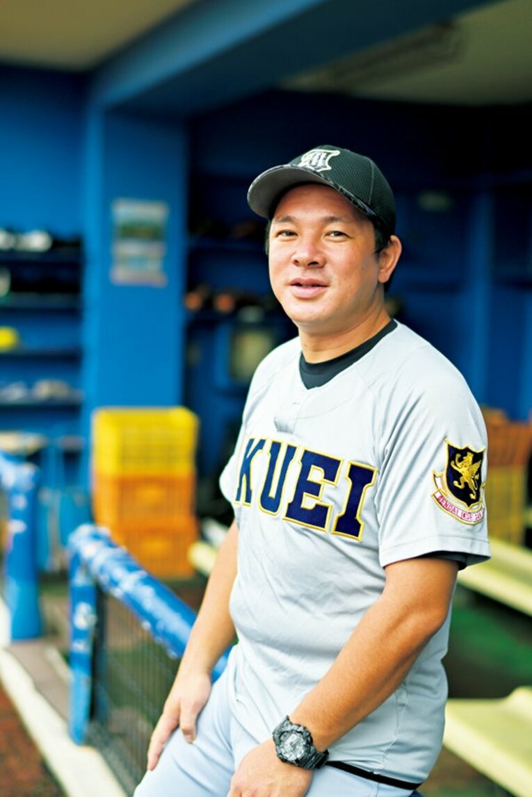 須江航（すえ・わたる）1983年4月9日、埼玉県生まれ。越境入学した仙台育英高では学生コーチや記録員を担当。八戸大でも裏方を務めた。卒業後は秀光中を率い、'18年に母校・仙台育英高の監督就任。'22年夏、東北勢初の甲子園優勝。“青春って密”の優勝インタビューも話題となった　©︎Hideki Sugiyama