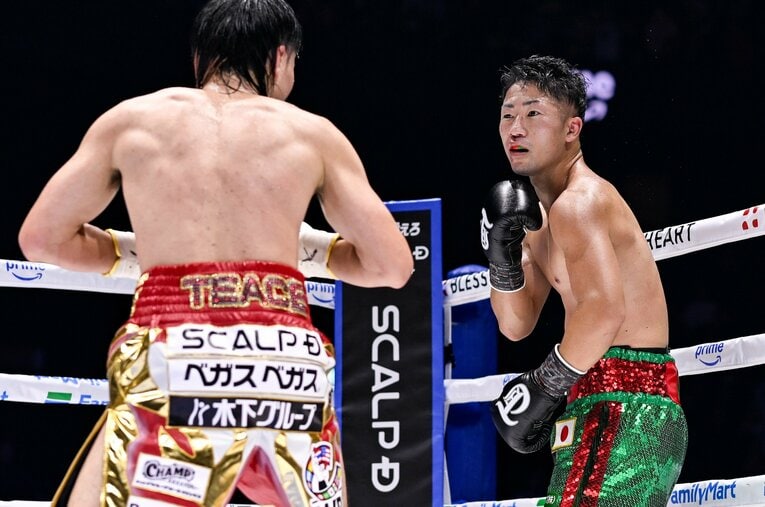 那須川天心にダウンを喫した後も冷静だった井上拓真。ロープを背に呼び込むシーンも ／ photograph by Hiroaki Finito Yamaguchi
