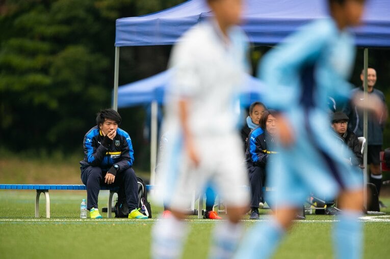 アカデミーのコーチとして真剣なまなざしでプレーを見つめる（2016年）　©KAWASAKI FRONTALE