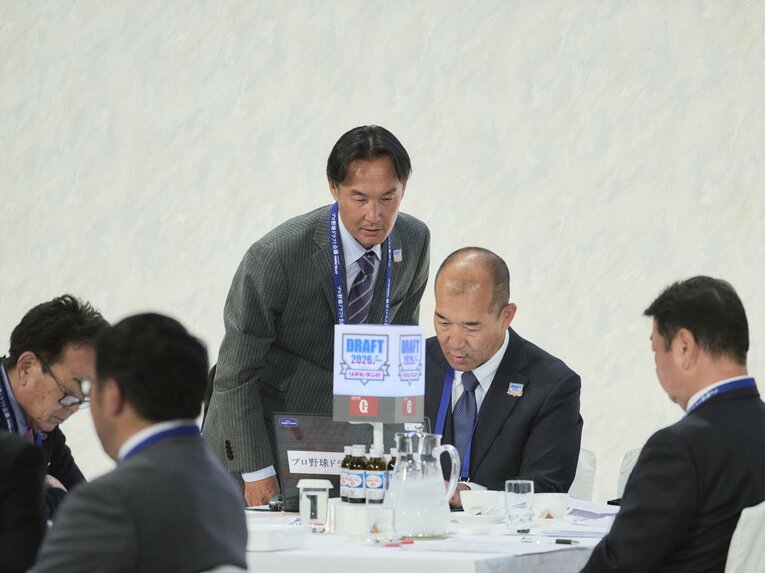 「表情が対照的すぎる！」ドラフト会場で見た巨人と阪神の首脳陣　©Yuki Suenaga