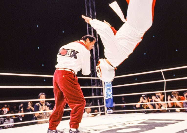 2001年『猪木祭り』でのアントニオ猪木と「紅白仮面」のエキシビジョン