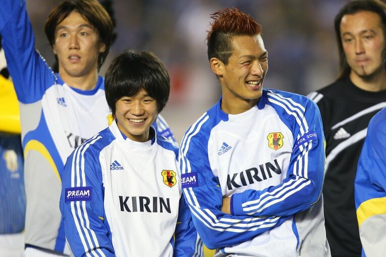 18歳で日本代表デビューした山田直輝（2009年、右は槙野智章）　©︎AFLO SPORT