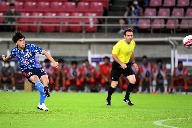 香港戦で直接FKを決めた相馬勇紀　©Getty Images