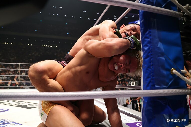 堀口恭司が神龍誠を仕留めたリアネイキッドチョーク（1枚目／全3枚）©RIZIN FF