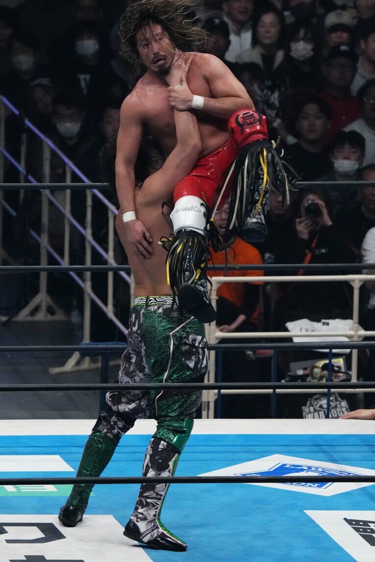 のど輪落としで辻陽太を攻めるジェイク・リー　©Essei Hara