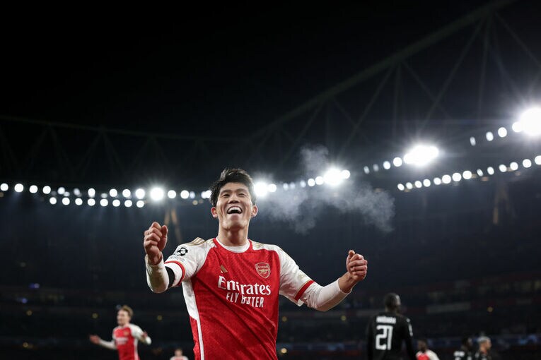 ランス戦での6－0大勝劇にとても嬉しそうな冨安　©Getty Images