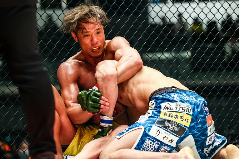 寝技師・摩嶋をグラウンドでコントロールする金原　©RIZIN FF Susumu Nagao