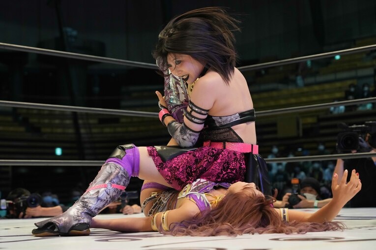 “女子高生でヒールで双子”スターダム吏南が語った木村花への思い「花さんがいなかったら、プロレスをやめていた」《特別グラビア》(39)