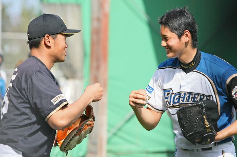 2013年、プロ1年目の大谷翔平とグータッチする現役時代の大嶋匠さん。ふたりは同年のキャンプで相部屋だった ／ photograph by JIJI PRESS