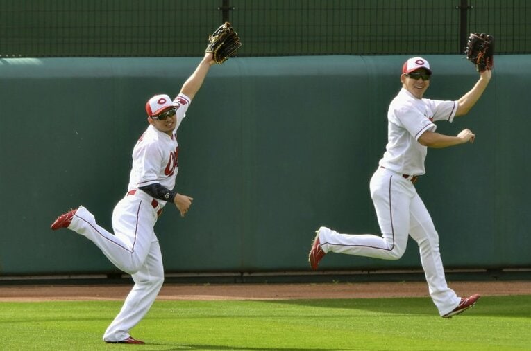 守備練習で笑顔を見せる広島の鈴木誠（左）と野間（右） ／ photograph by KYODO