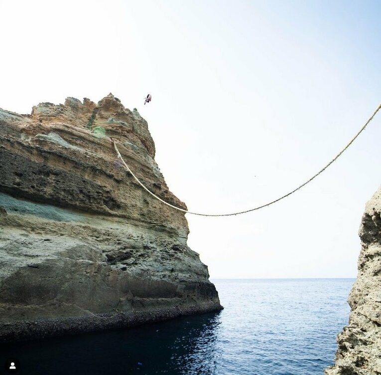 伊豆でのダイビングの様子。プールだけでなく日本各国の崖を巡った／本人のインスタグラムより