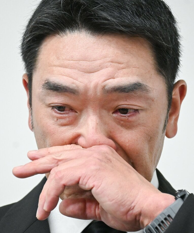 辞任会見で涙を流す阿部“前監督”  ©️JIJI PRESS