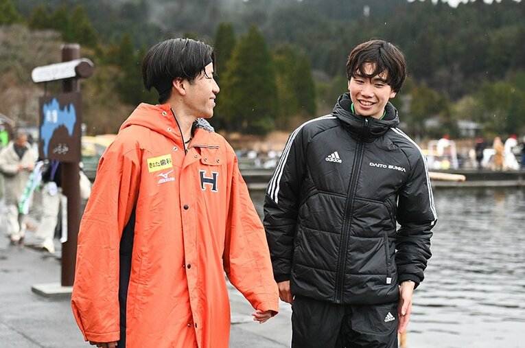ゴール後、芦ノ湖のほとりでお互いのレースと今後について話す法政大・細迫海気と大東文化大・菊地駿介。大学を超えた併走劇には前日譚と後日談があった ／ photograph by Nanae Suzuki