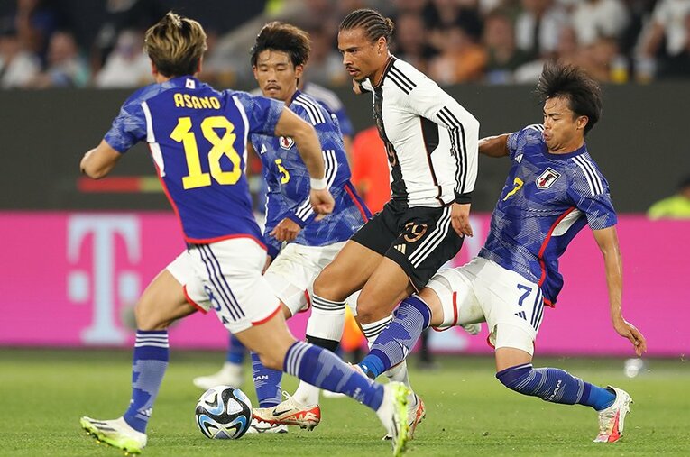 ドイツの要注意人物、サネを包囲する日本代表の守備 ／ photograph by Mutsu Kawamori