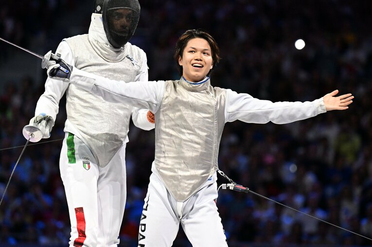 男子フルーレ団体、決勝戦アンカーに抜擢されたチーム最年少の飯村は勝利の瞬間大きく腕を広げる ／ photograph by Naoya Sanuki/JMPA