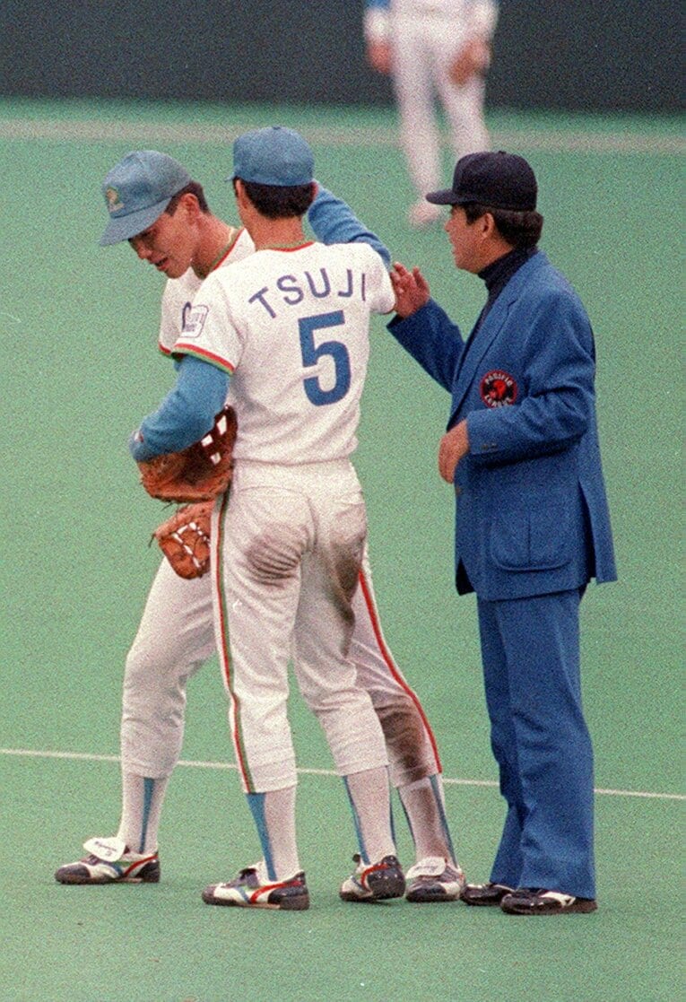 1987年、宿敵巨人に勝ちうれし泣きする清原。声をかける辻　©KYODO