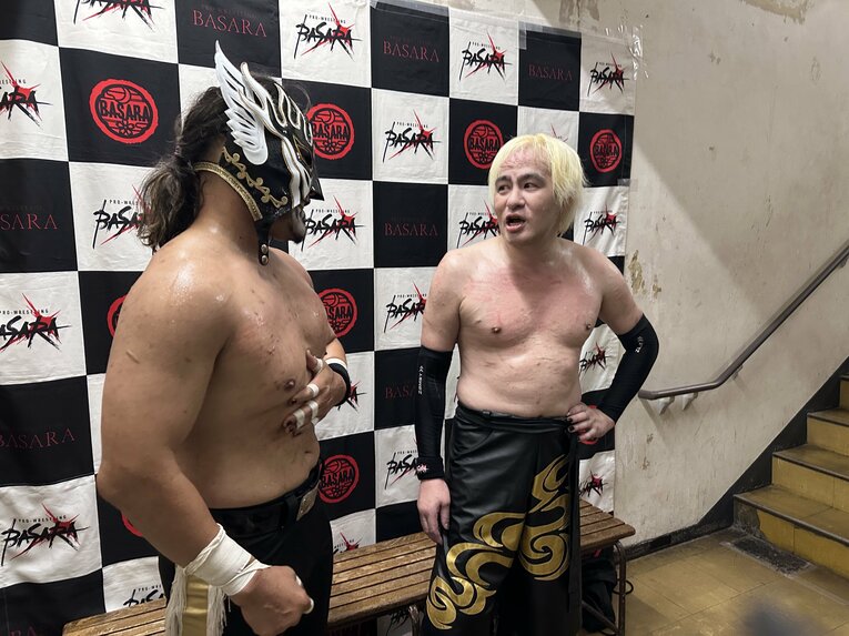 スワイプすると「エル・デスペラードvs葛西純」など激闘写真をご覧になれます　©Norihiro Hashimoto