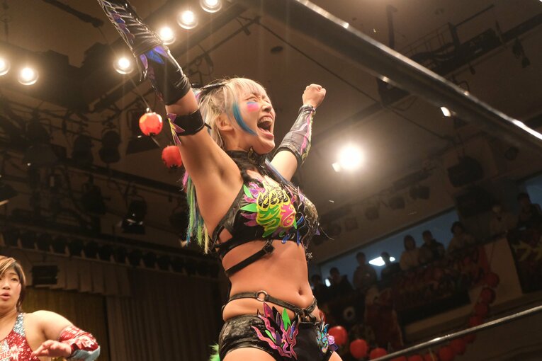 「スターダムをクビになって…」人気女子プロレスラーが初告白　ウナギ・サヤカ“超満員の自主興行”に密着して感じた「不思議な風格」(60)
