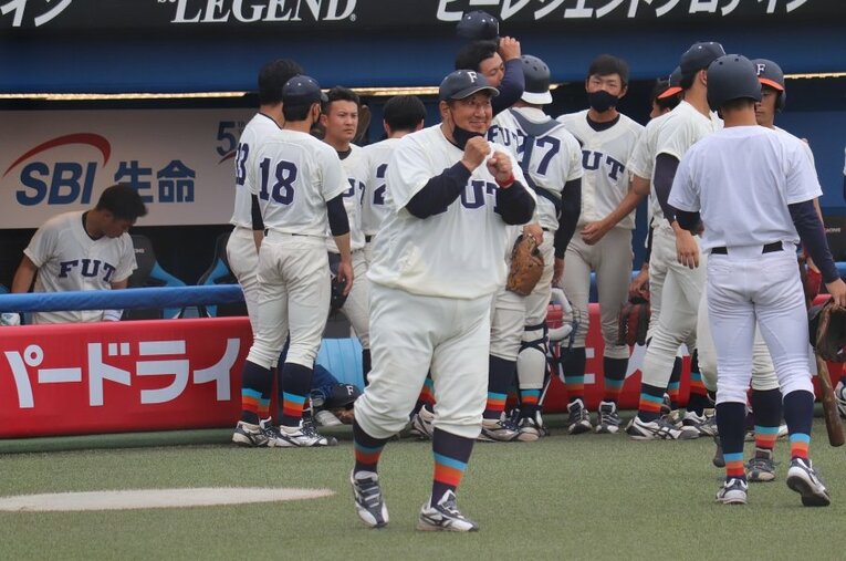 福井工大を全国準優勝に導いた下野博樹監督。登録選手全員を起用するなど、チーム一丸となって決勝まで駒を進めた ／ photograph by Yu Takagi