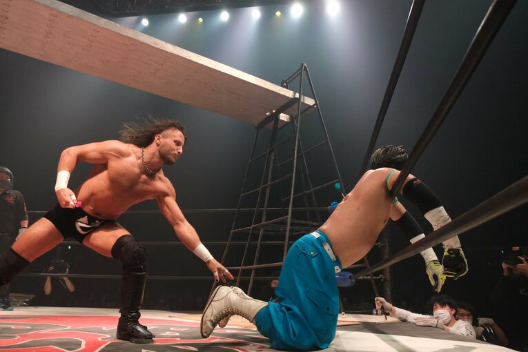 カリスマ葛西純「世の中は無駄な血を一滴も流すな」 頬を串刺し、人間ダーツ…それでもデスマッチが“ただの残虐ショー”ではない理由(43)